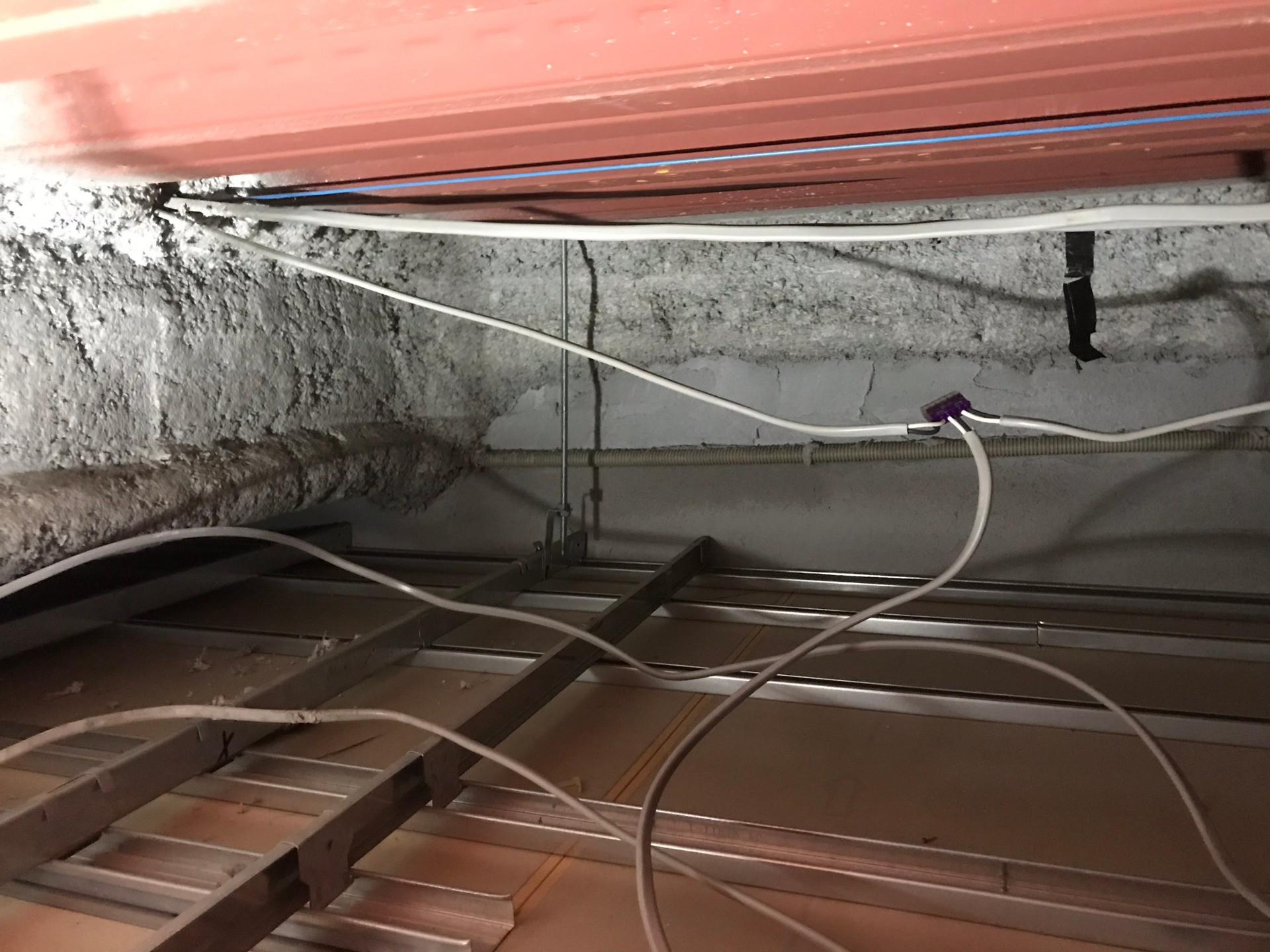 電気工事　天井裏　レールライト取り付け